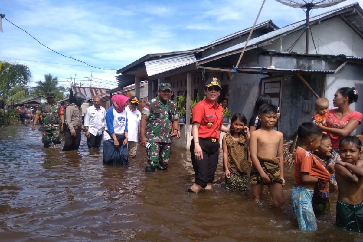 Koramil 1202-11/Kota Singkawang Evakuasi Warga Dampak Banjir