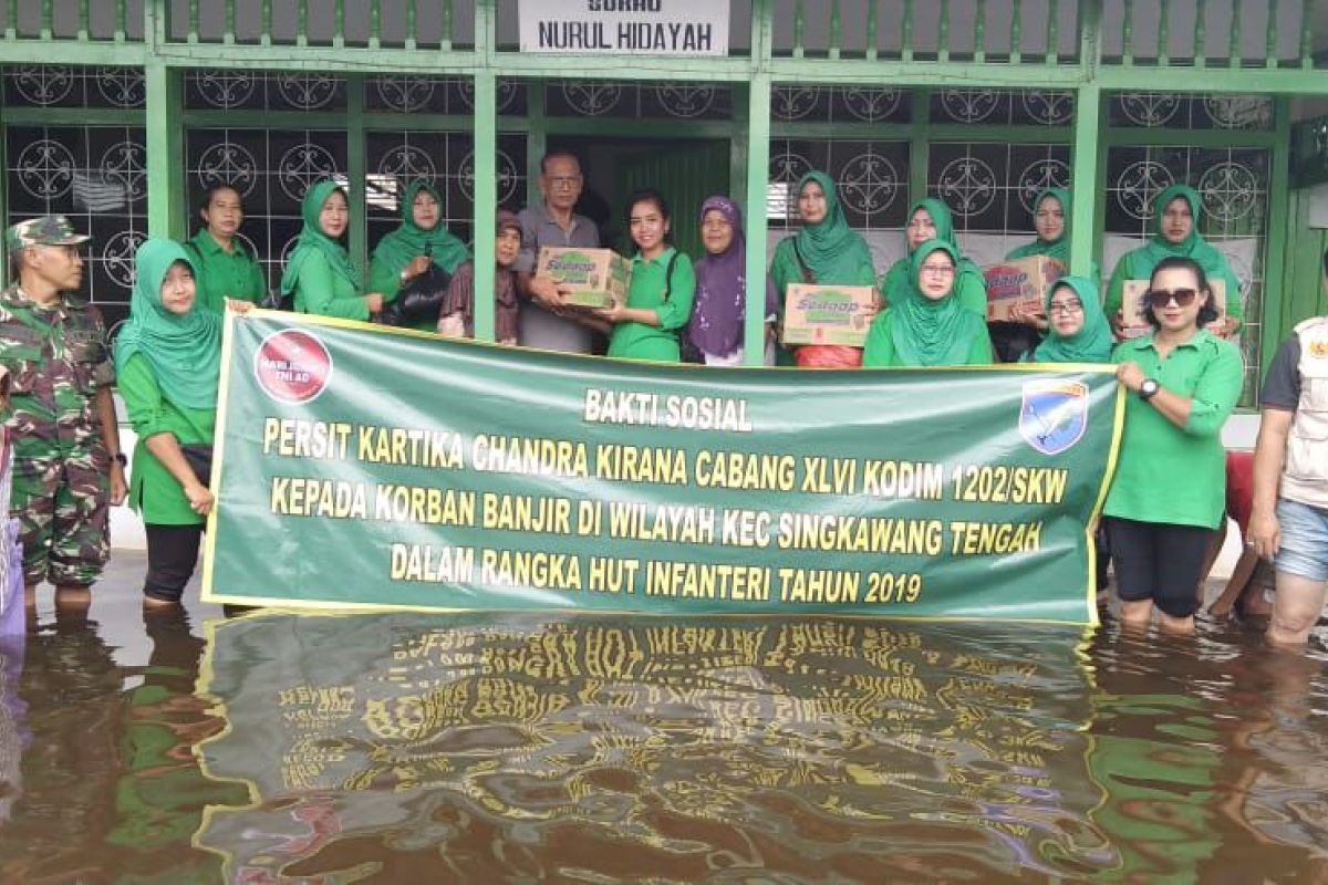 Ibu Persit Singkawang bantu korban banjir di pengungsian