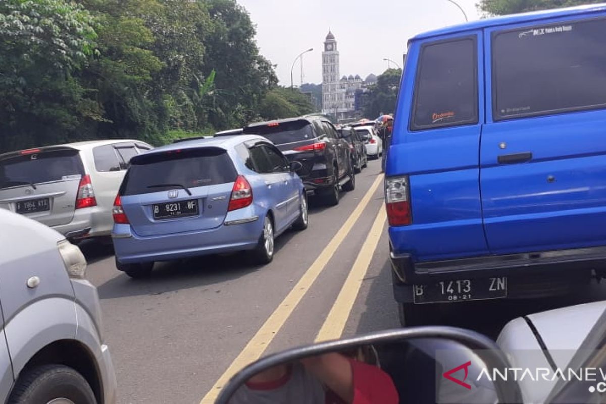 Jalur puncak Bogor mulai padat di hari libur