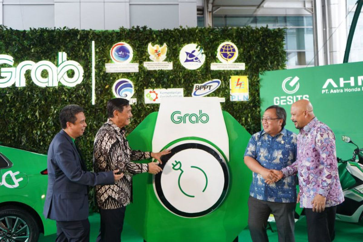 Grab operasikan mobil dan motor listrik