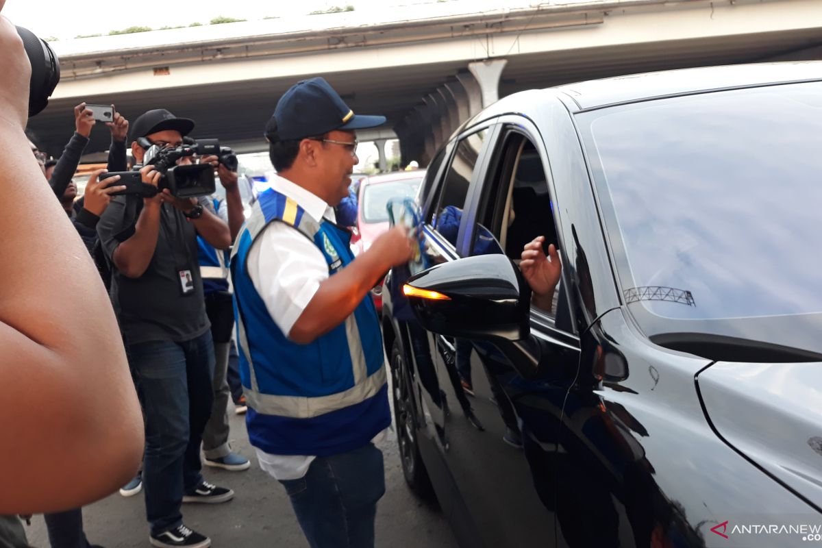 Minggu pagi ini jalan Tol Jakarta-Cikampek II dibuka untuk umum