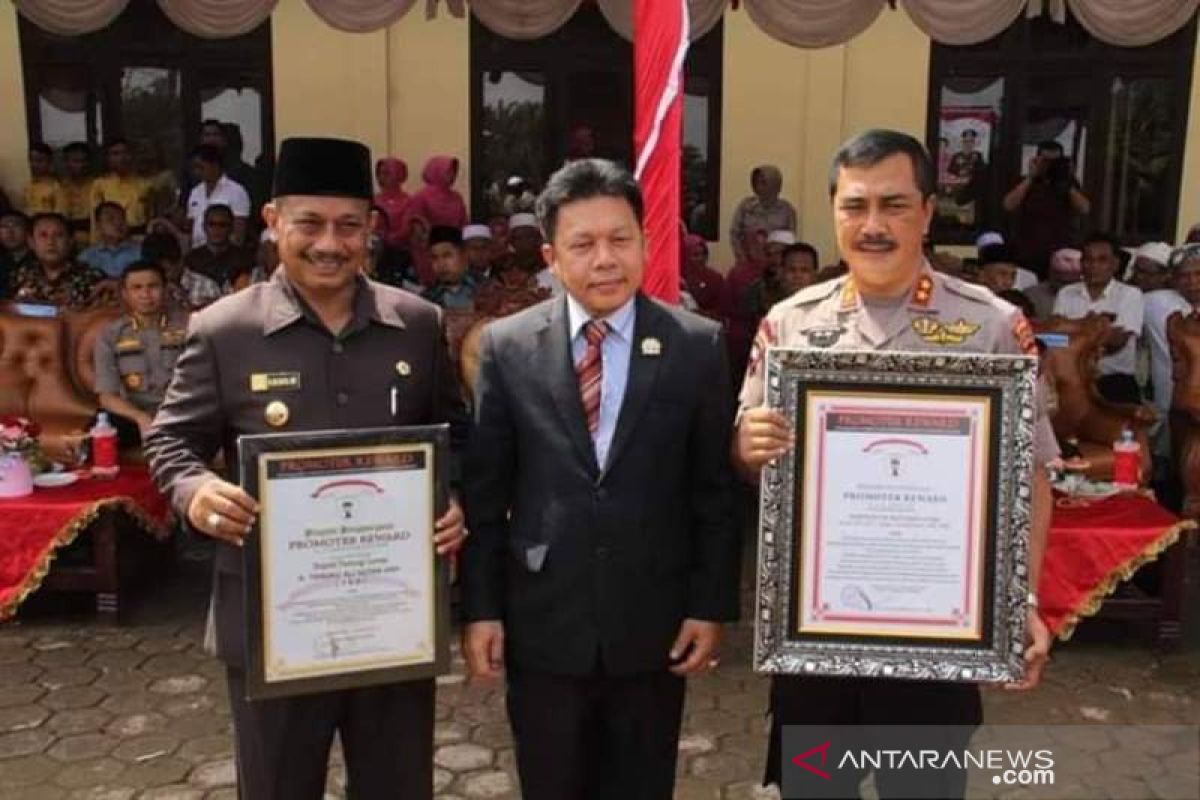 Kapoldasu dan Bupati Palas dapat penghargaan dari Lemkapi