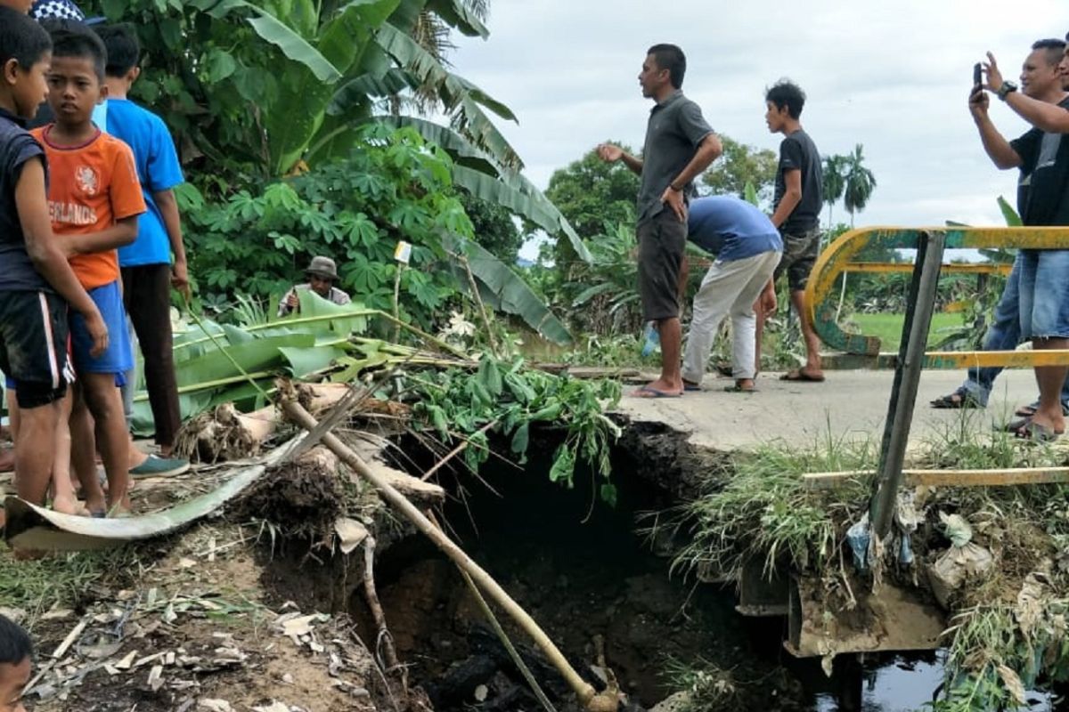 Sejumlah rumah di Dharmasraya  porak poranda diterjang angin kencang