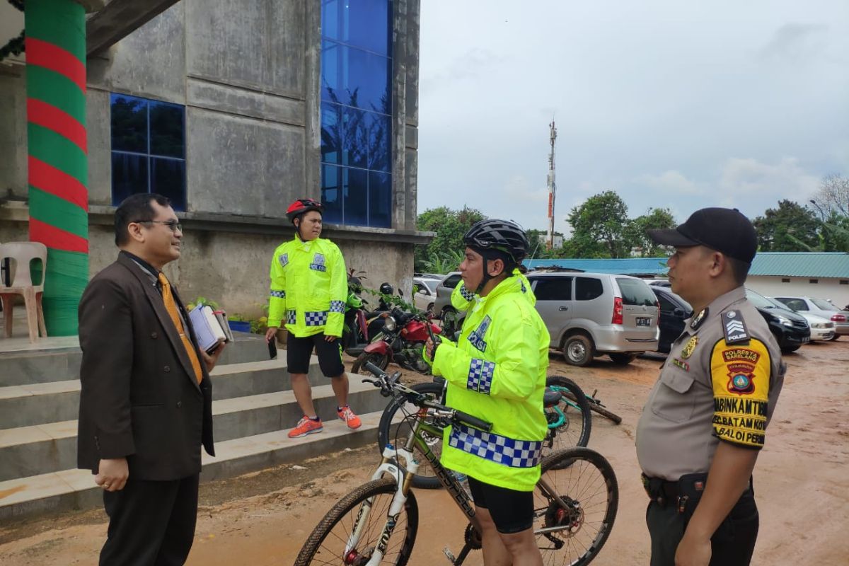 Riau Islands police chief conducts bike patrolling around Batam City
