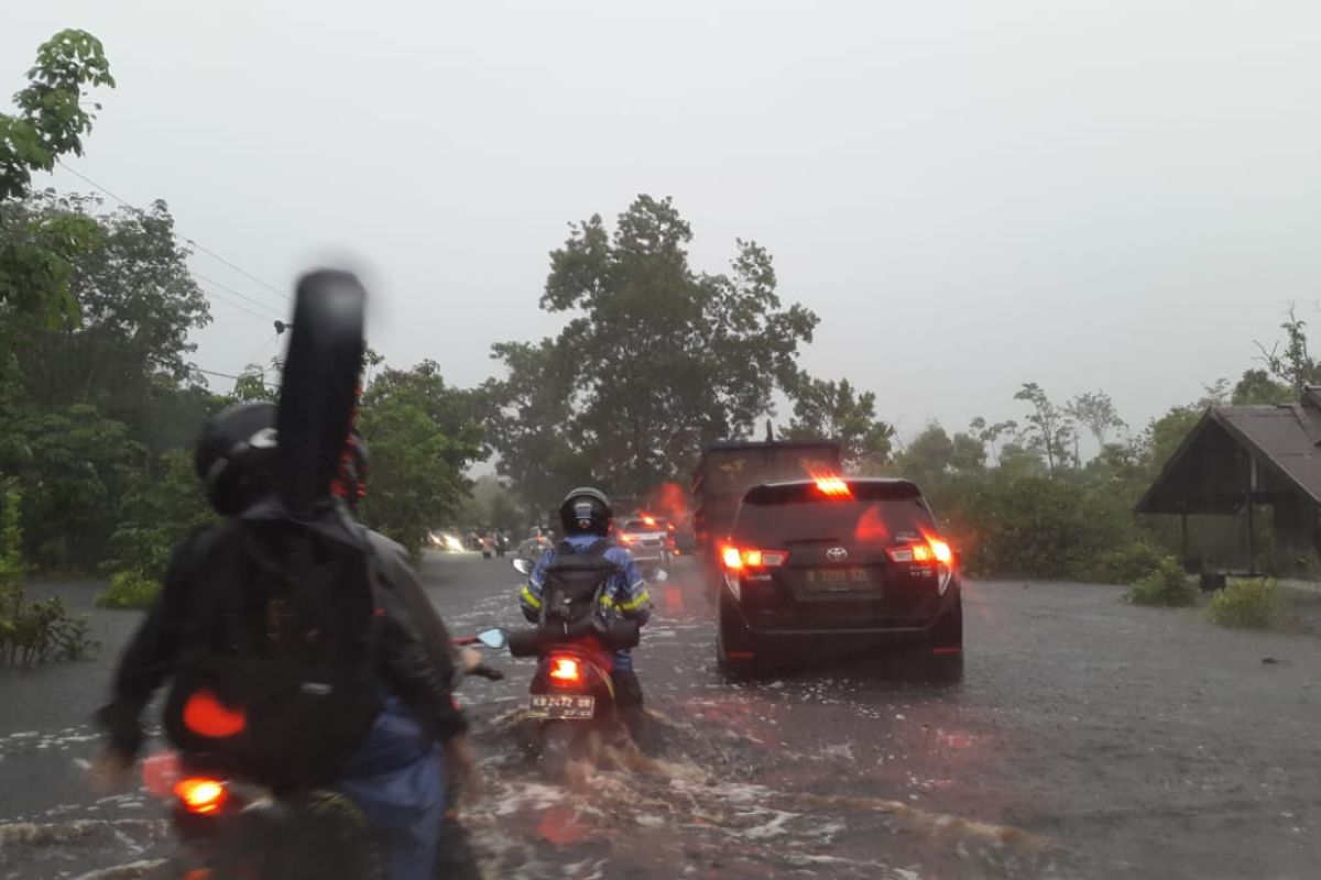 Banjir rendam Jalan Trans Kalimantan ruas Pontianak-Tayan