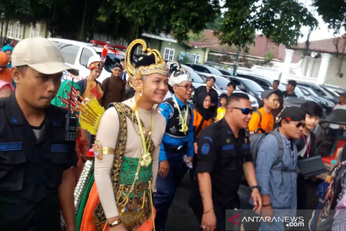 Nitilaku UGM diikuti peserta berkostum wayang, pejuang, dan adat