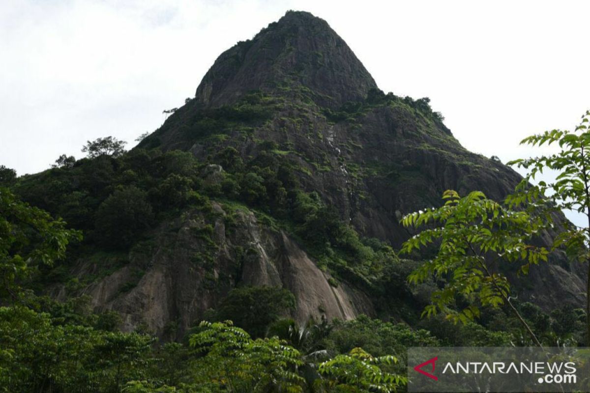 Seorang polisi meninggal setelah terjatuh dari tebing Gunung Parang