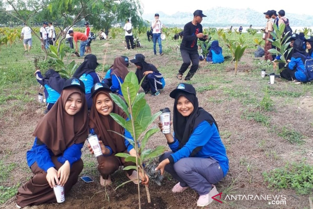 Perum Jamkrindo tanam ratusan pohon di kawasan Geopark Ciletuh Sukabumi