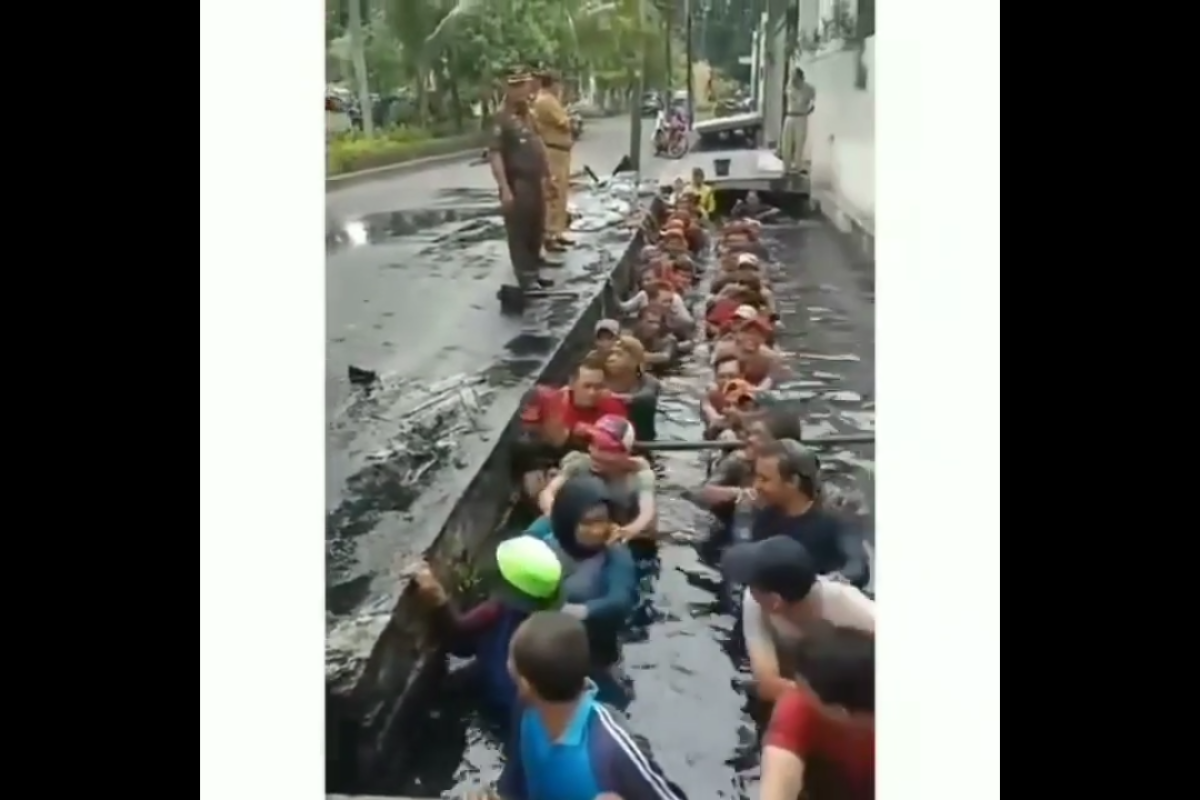 Gara-gara honorer tes fisik masuk got, Lurah Jelambar Jakarta Barat dicopot