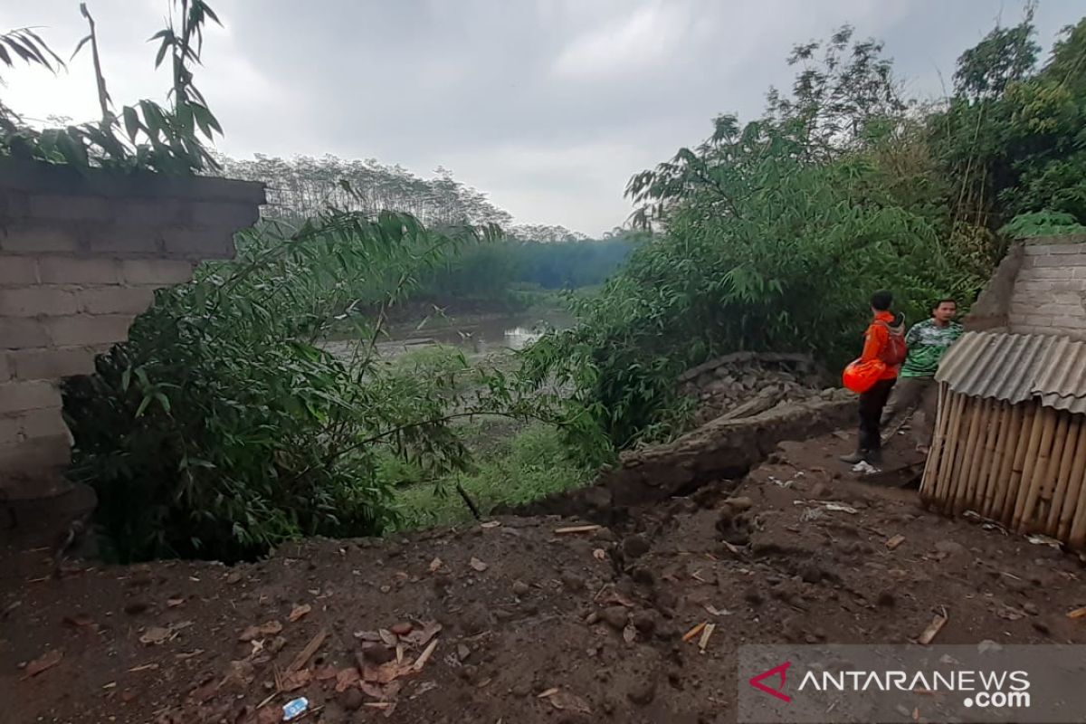 Sebuah rumah di Jember terdampak longsor akibat hujan deras