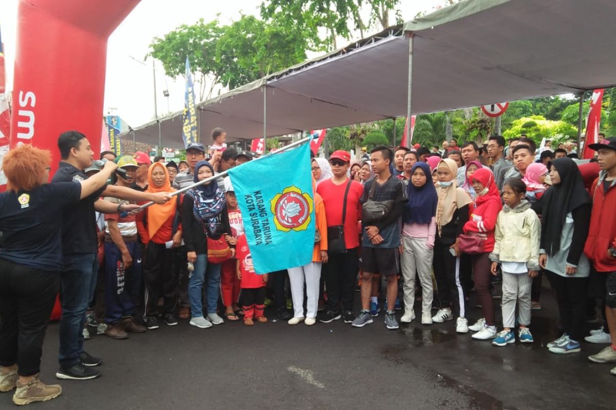 Ribuan warga ikuti jalan sehat Bulan Bhakti Karang Taruna Surabaya