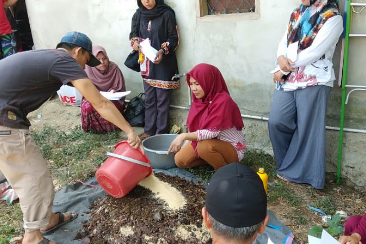 Dosen UHO Edukasi Warga Kelurahan Ambondiaa Buat Pupuk Organik