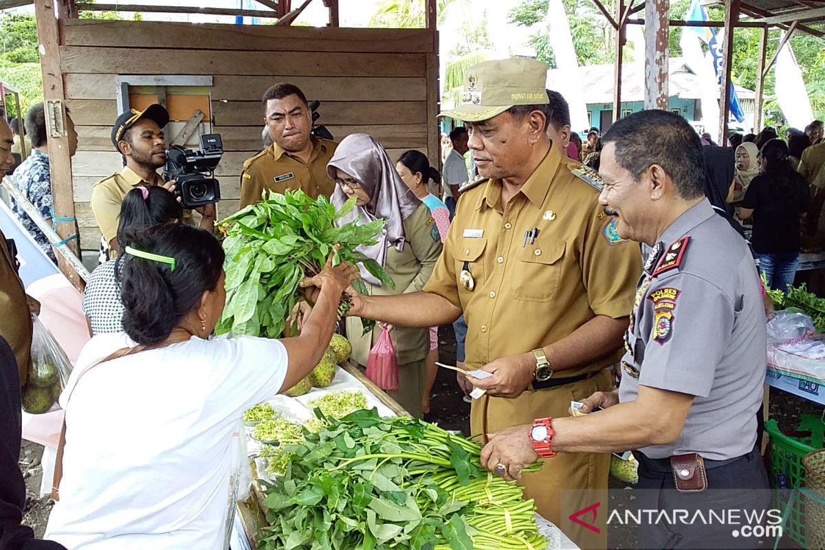 Bupati Sangihe meresmikan pembukaan pasar tani dan nelayan