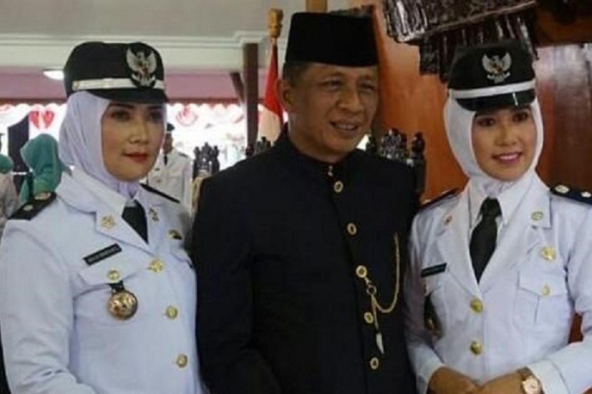 Wakil Bupati Blitar saksikan dua istrinya dilantik jadi kepala desa