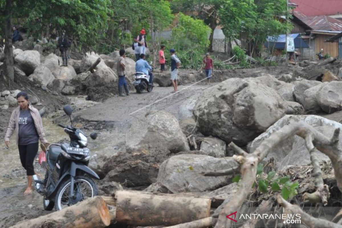 Puluhan kk warga Desa Poi masih bertahan di lokasi pengungsian