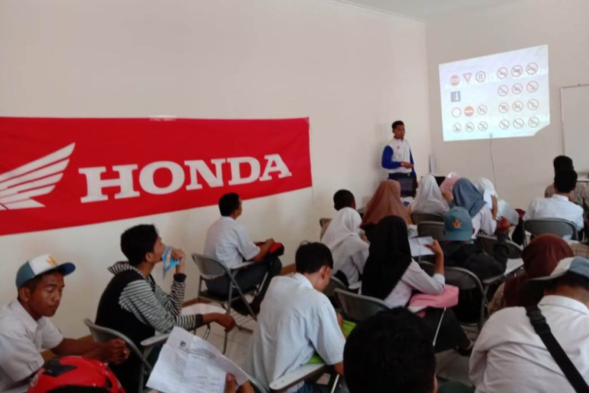 Honda edukasi 'Cari_Aman Demi Kecerdasan Bangsa' di SMK PGRI Palu