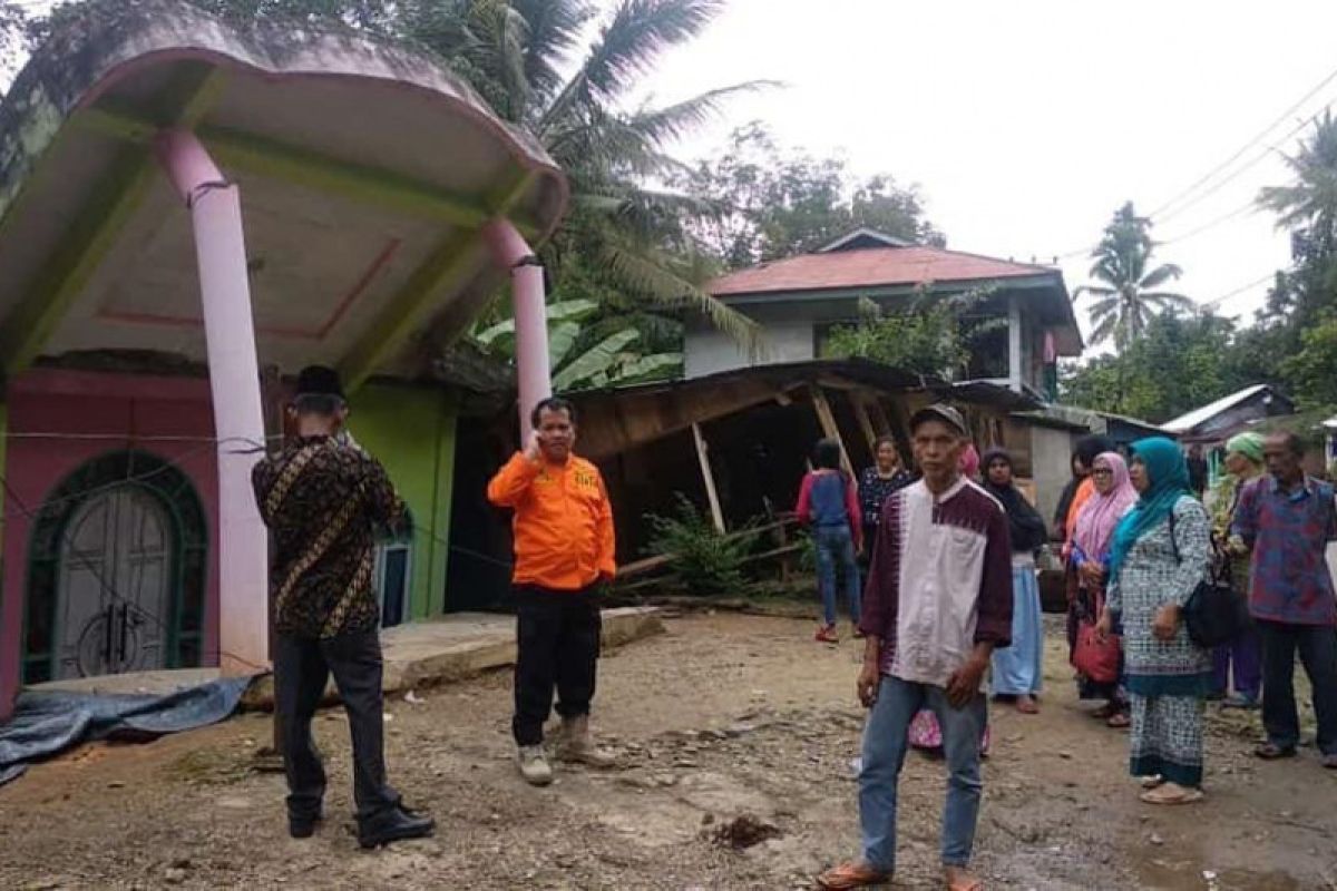 Lima rumah di Koto Alam Limapuluh Kota ambruk akibat tanah amblas