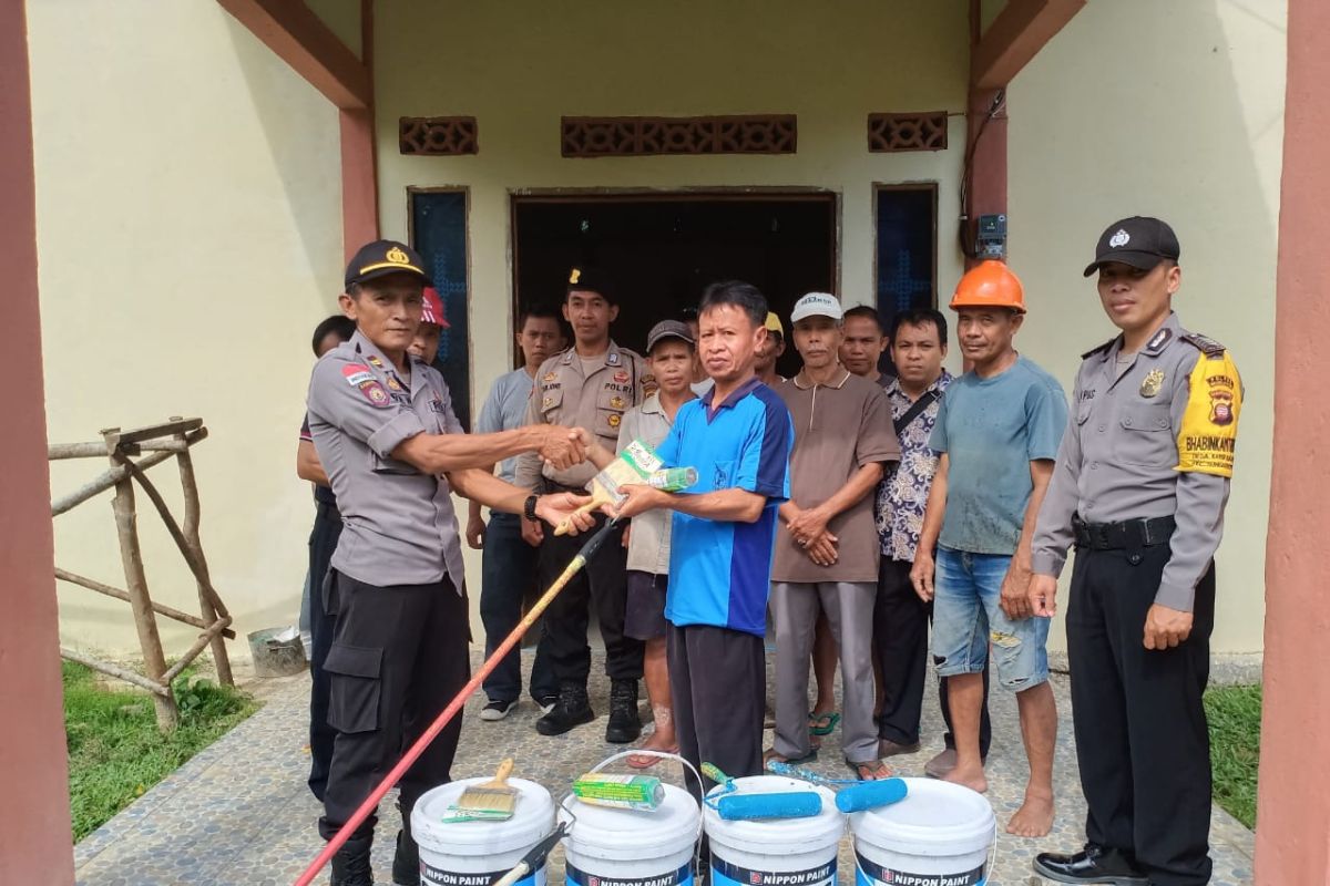 Sambut Natal, Kepolisian di Bengkayang laksanakan Baksos di gereja