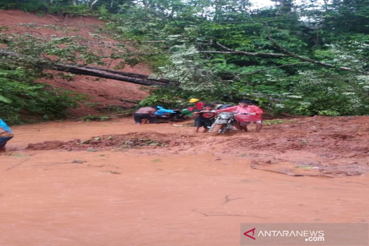 Longsor di Batang Natal, lalu lintas Panyabungan - Simpang Gambir putus total