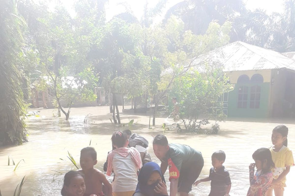 Para Babinsa Kodim 0204/DS bantu warga terdampak banjir