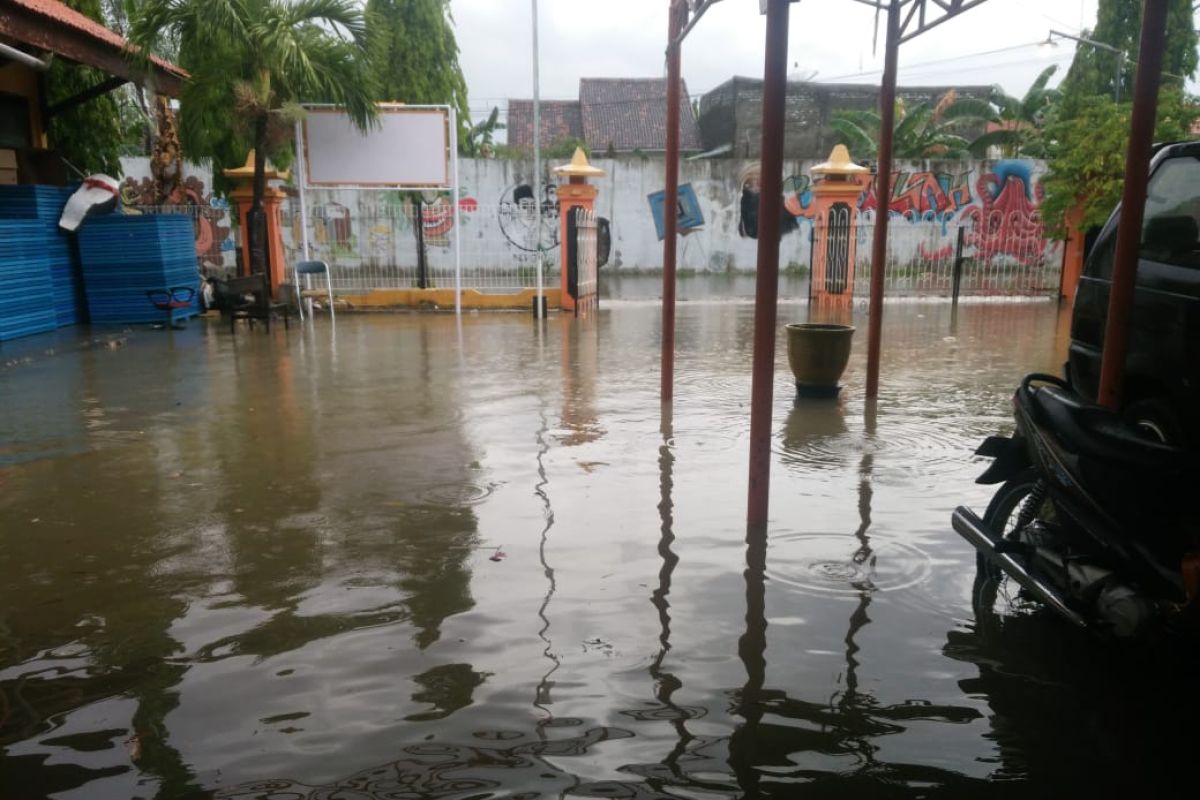 Kantor KPU Kabupaten Pamekasan tergenang banjir