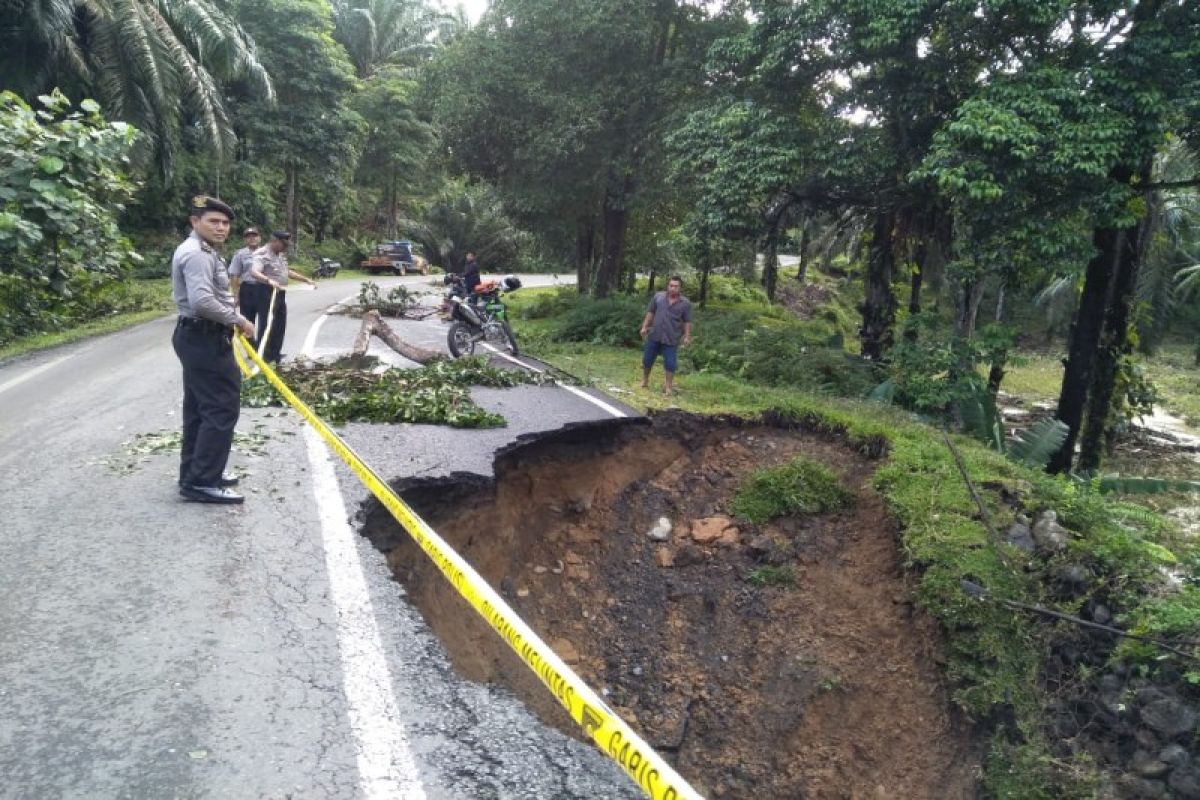 Curah hujan tinggi, jalan menuju kawasan wisata longsor