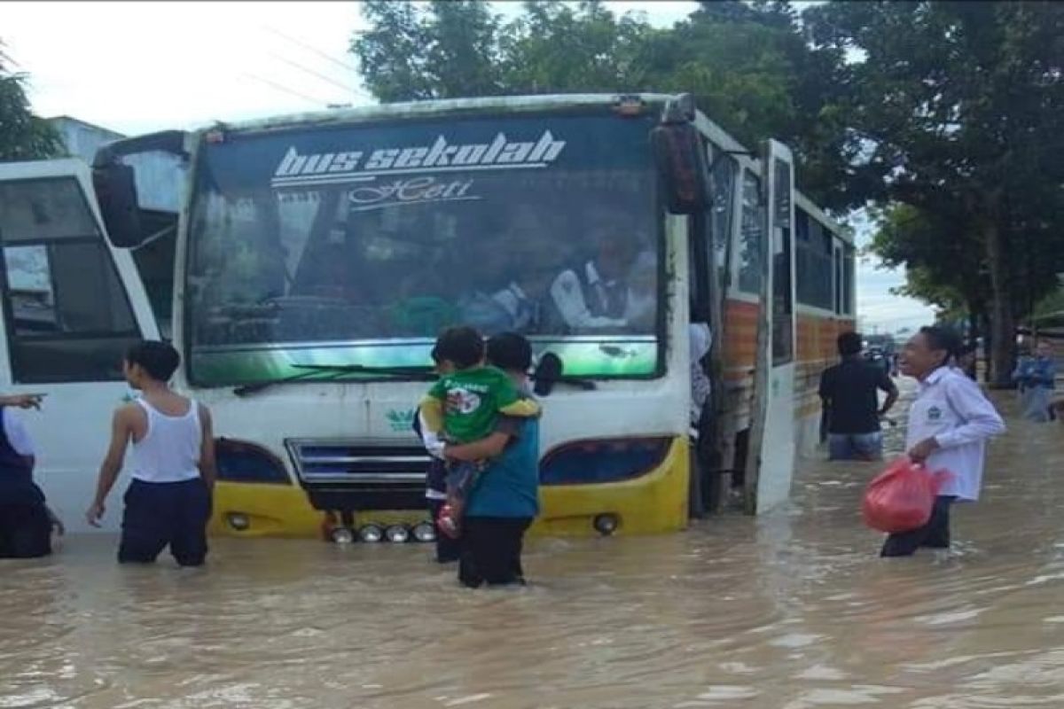 Hampir semua wilayah di Kota Tebing Tinggi digenangi banjir