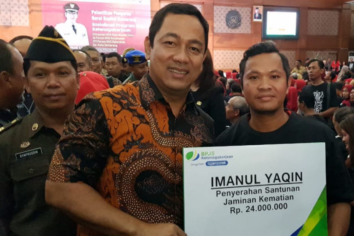 BPJAMSOSTEK Semarang Pemuda serahkan kartu kepesertaan ke 2.000 pelaku UMKM