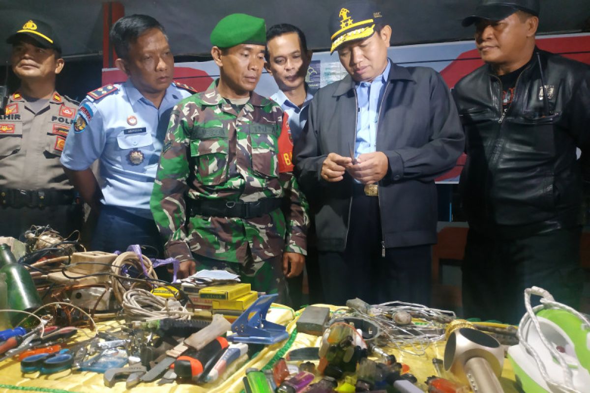 Petugas gabungan geledah Lapas klas IA Gunungsari Makassar