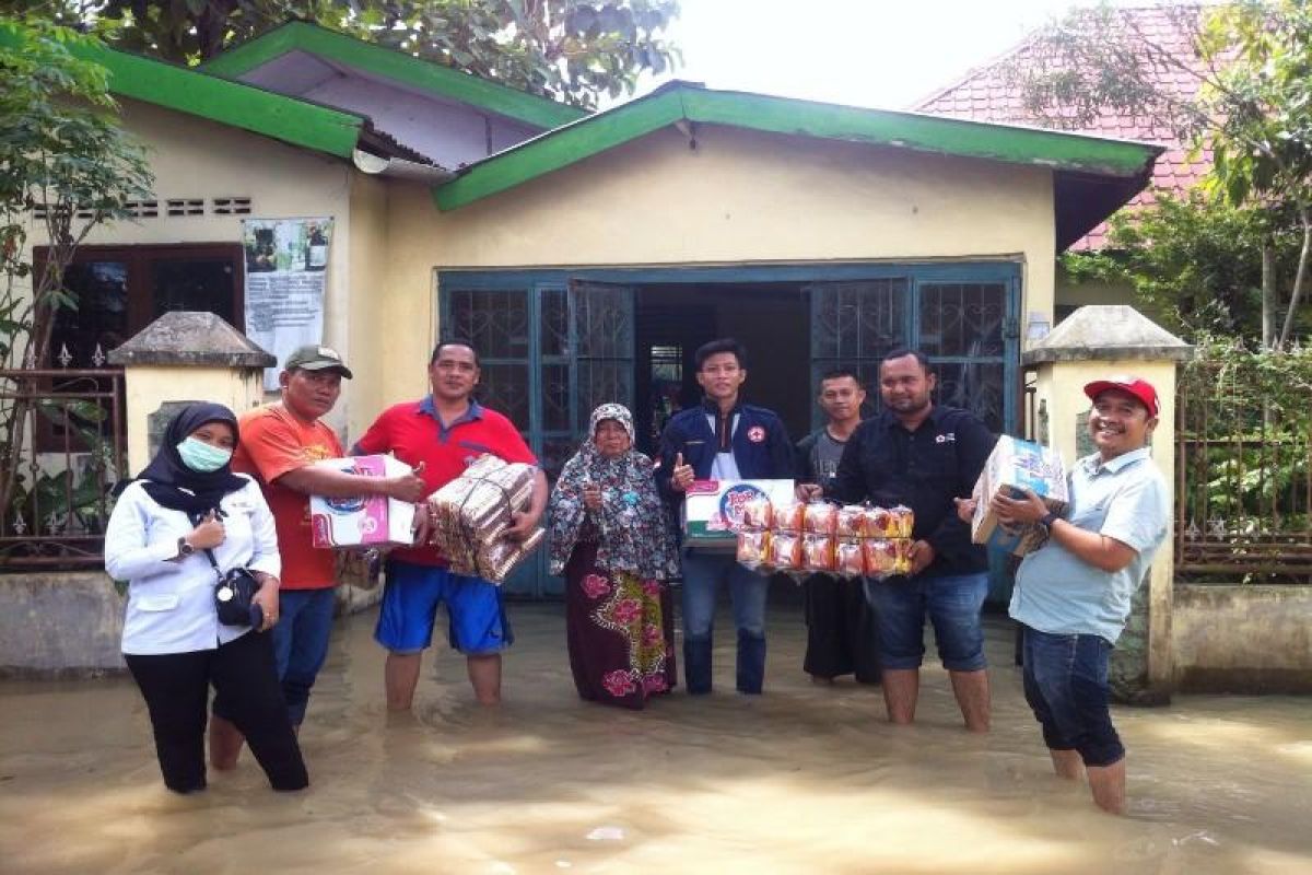 PMI Tebing Tinggi serahkan bantuan untuk korban banjir