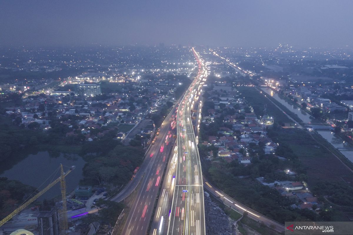 Saat melintasi Tol Elevated Jakarta-Cikampek kecepatan maksimum 80 km/jam