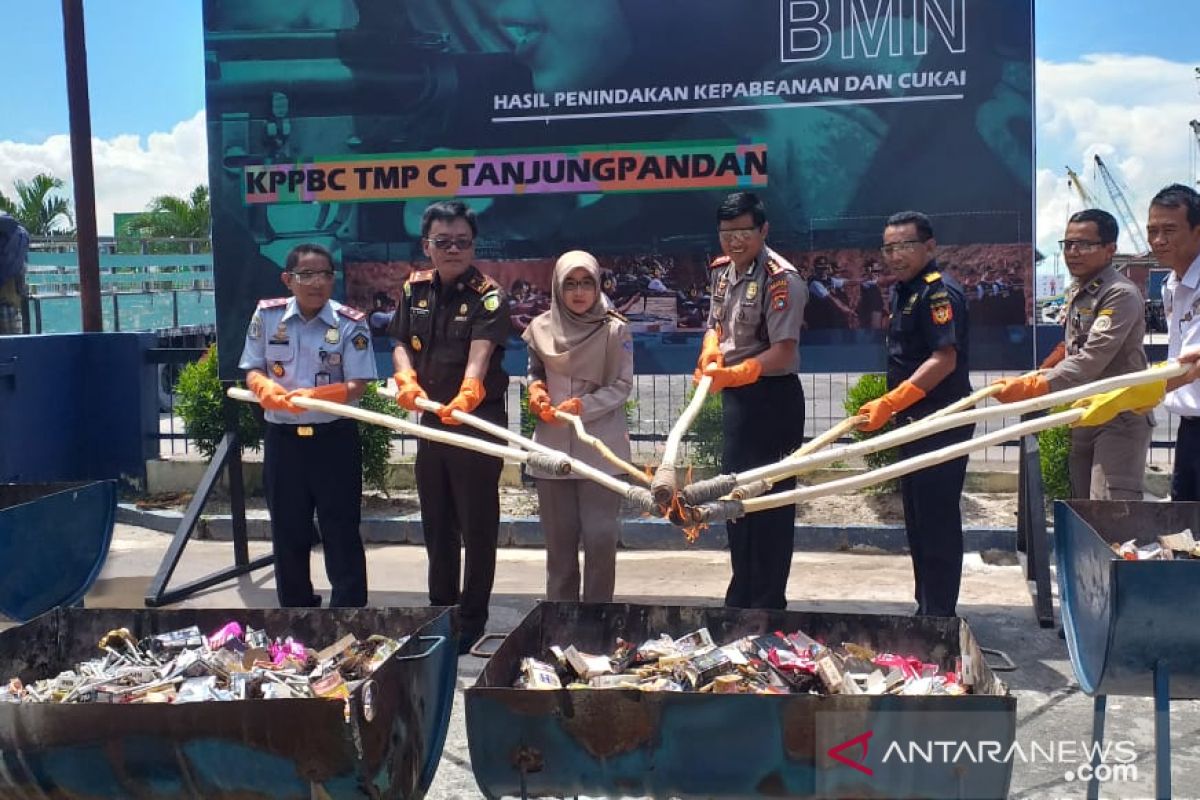 Bea Cukai Belitung musnahkan 11.492 batang rokok ilegal