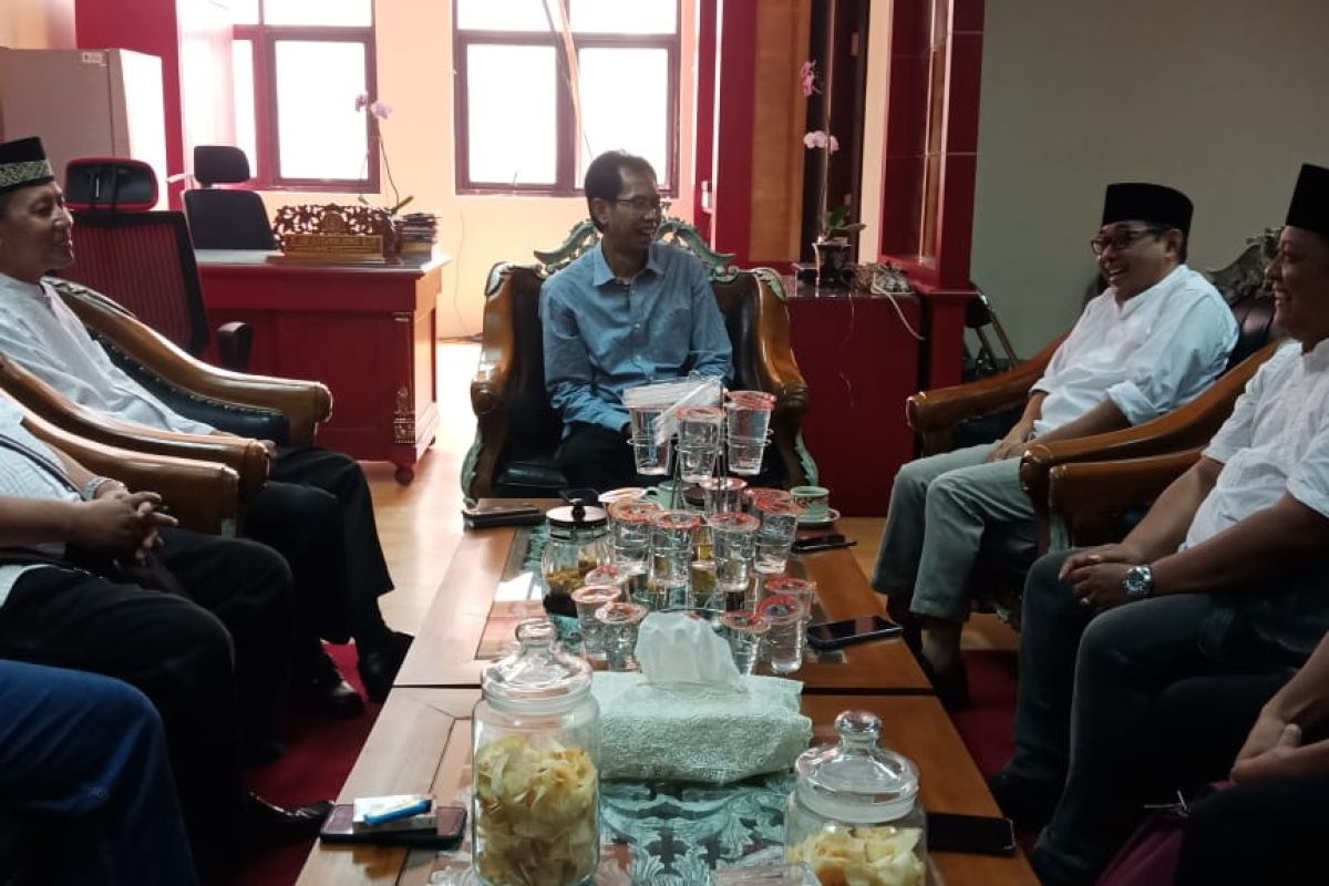 Jalin silaturahmu, DMI audiensi dengan Ketua DPRD Surabaya