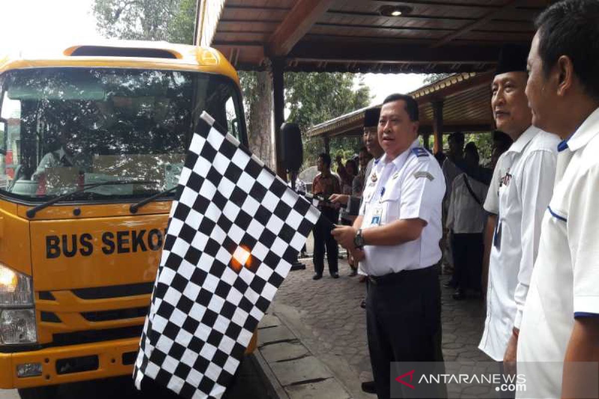 Kemenhub bagikan 200 bus sekolah ke pondok pesantren di Indonesia