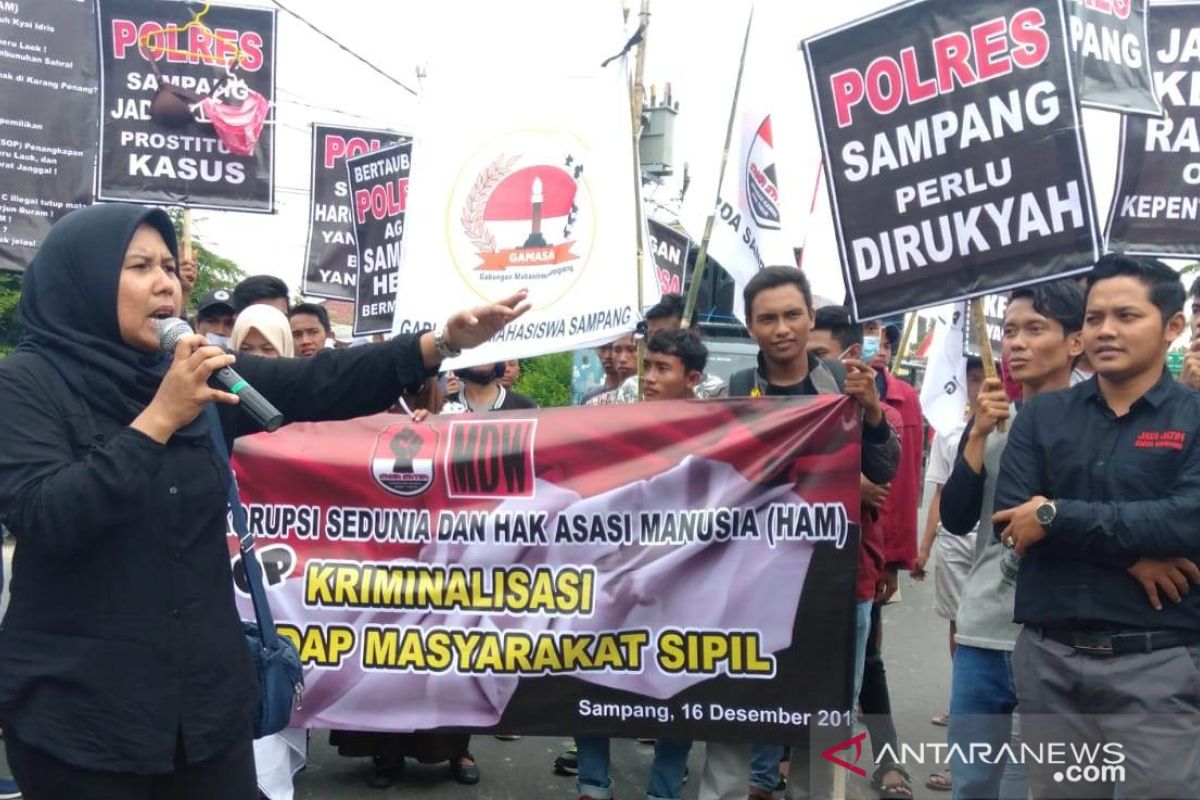 Warga Sampang aksi damai tuntut penegakan hukum kasus korupsi