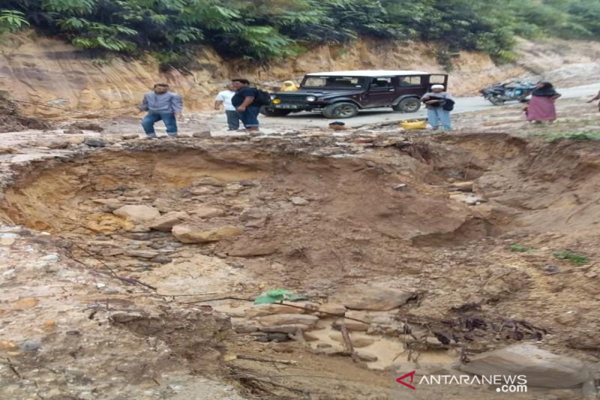 Badan jalan menuju Dolok Sordang Tapsel amblas belasan meter