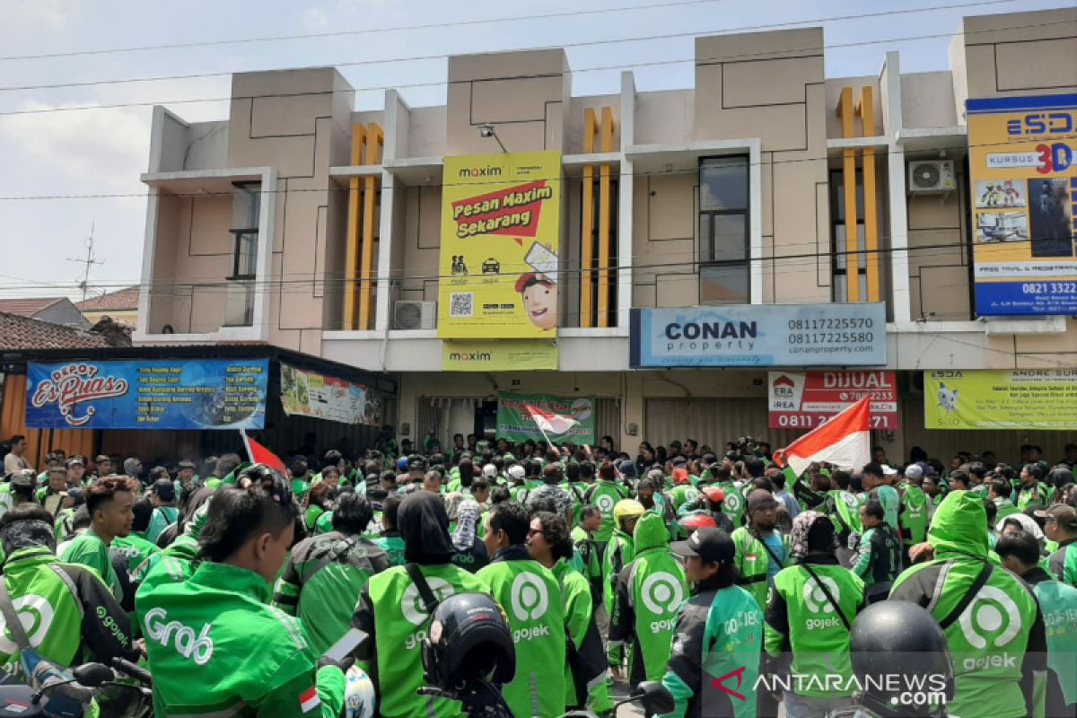 Tarif lebih murah, Gojek dan Grab geruduk kantor Maxim