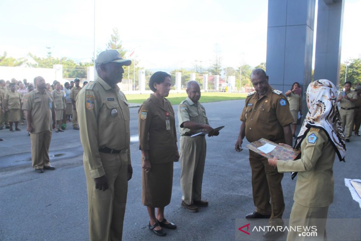 Wabup Jayawijaya serahkan DIPA 2020 kepada para pimpinan OPD