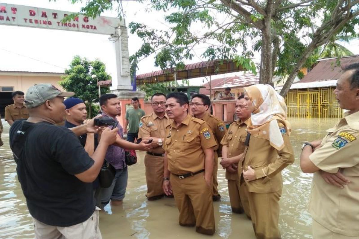 Pemkot serahkan bantuan mie instan dan beras kepada korban banjir