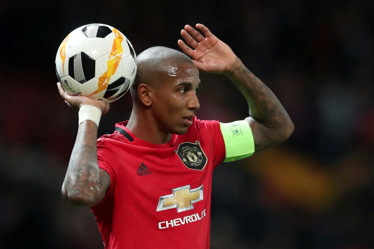 Ashley Young berniat tinggalkan MU, bebas transfer musim ini