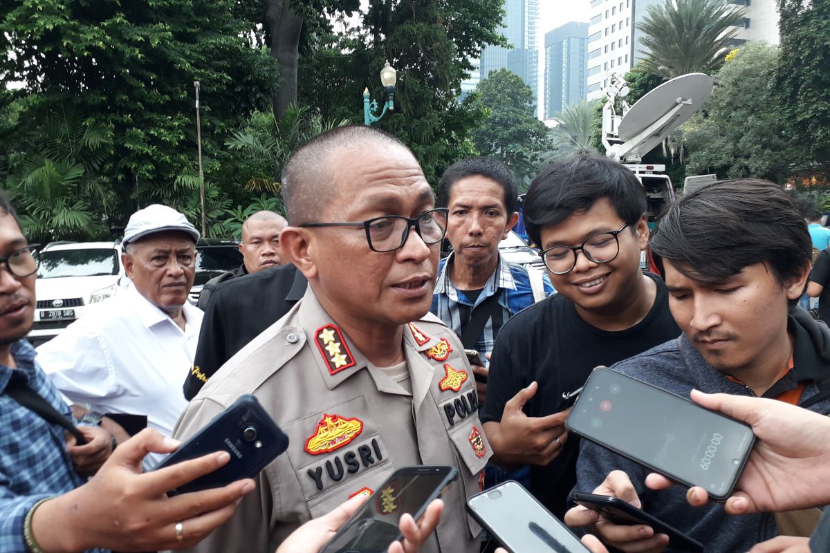 Masih dirawat, korban granat asap belum bisa diperiksa