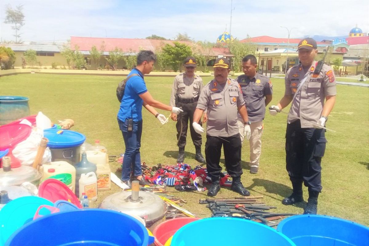 Polres Jayawijaya menyita 6.000 liter minuman keras oplosan