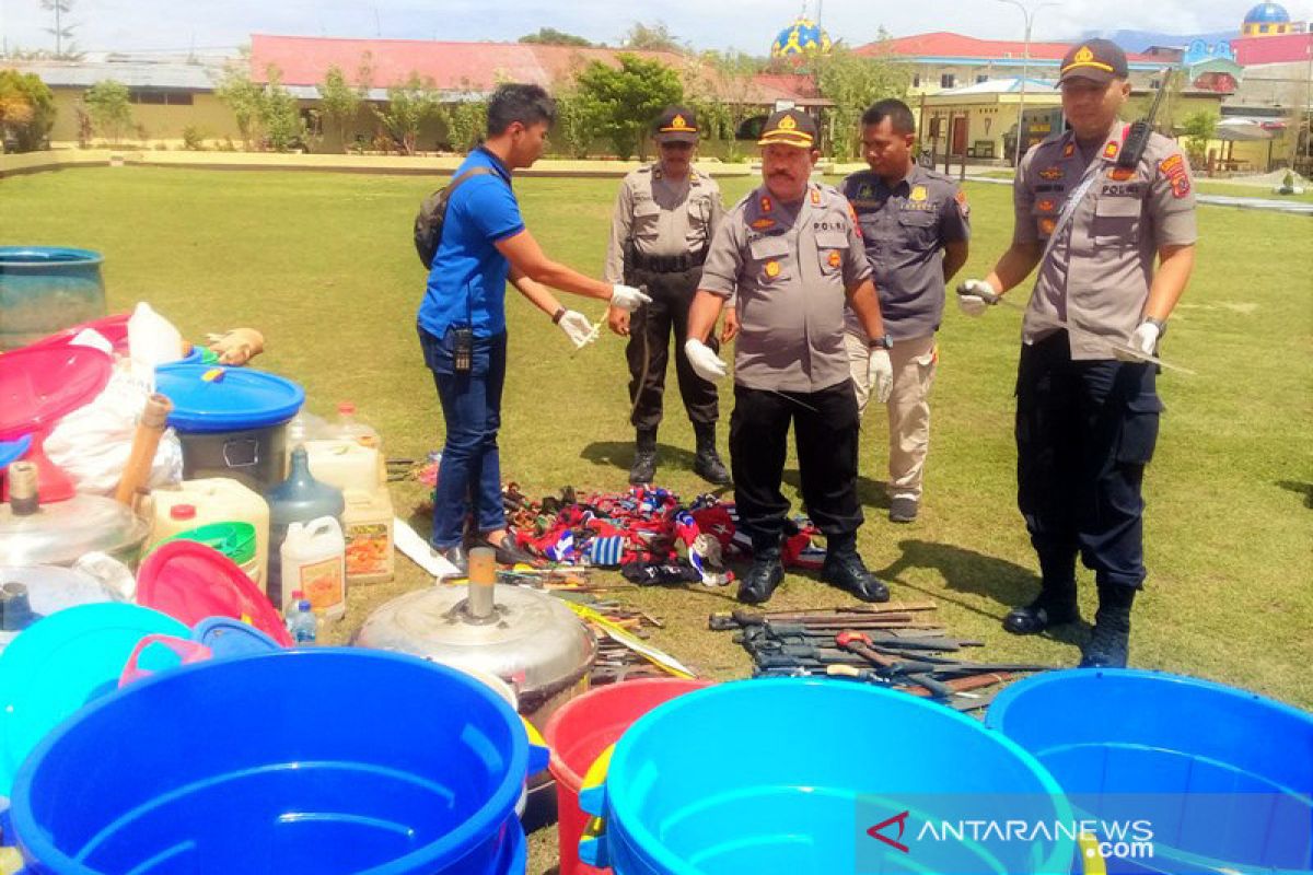 Polres Jayawijaya menyita 6.000 liter minuman keras