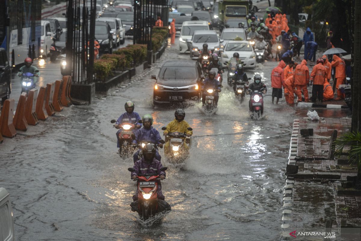 Genangan  Jakarta karena "antrean air" tidak seimbang