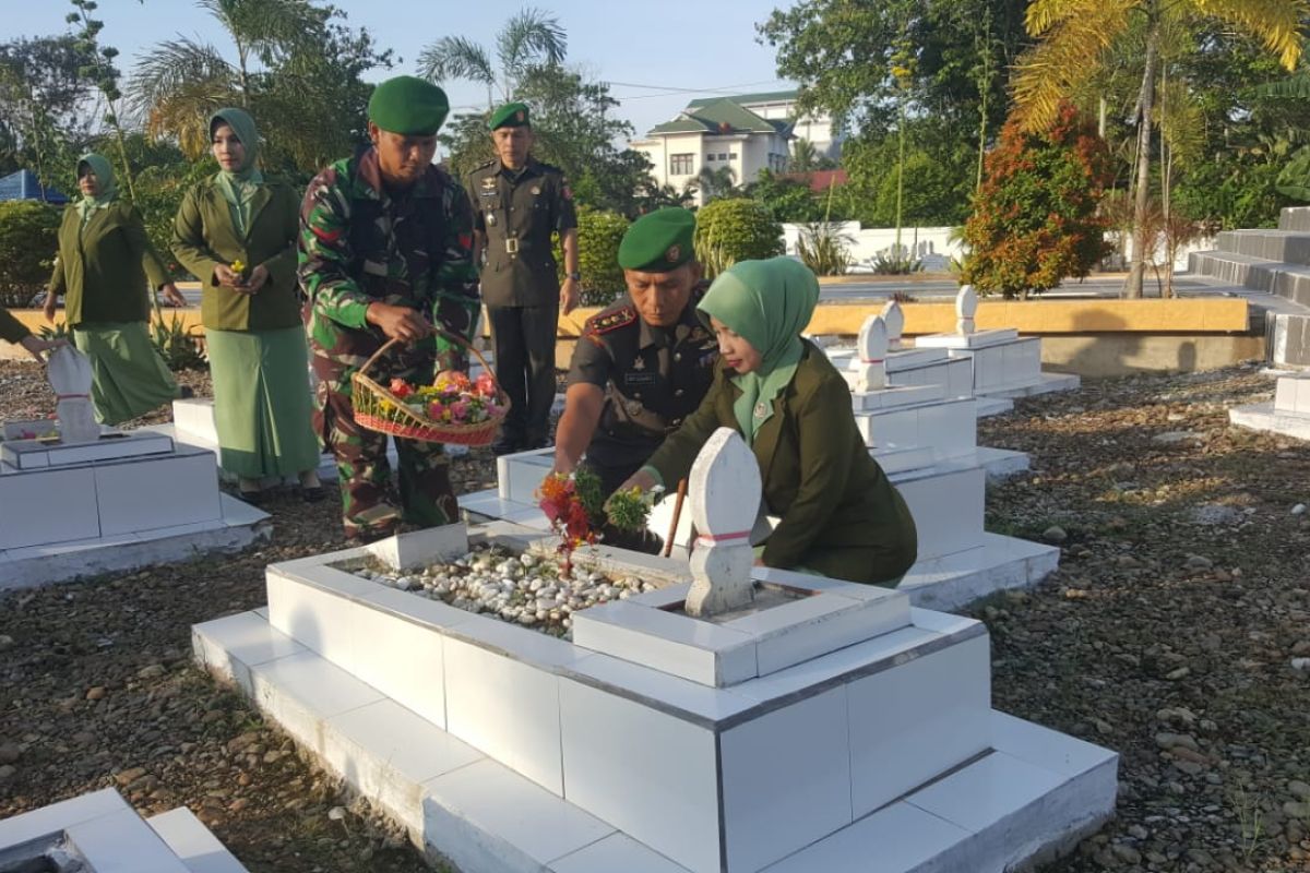 Jajaran Kodim 1008/Tanjung ziarah ke makam pahlawan