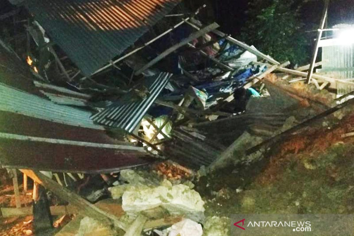 Satu unit rumah warga di Lhokseumawe ambruk kena tanah longsor