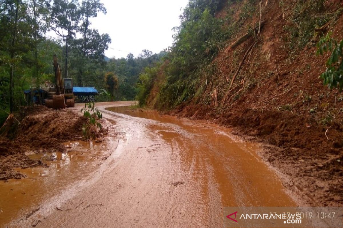 Setelah tertimbun longsor, Jalan Panyabungan - Simpang Gambir kembali lancar