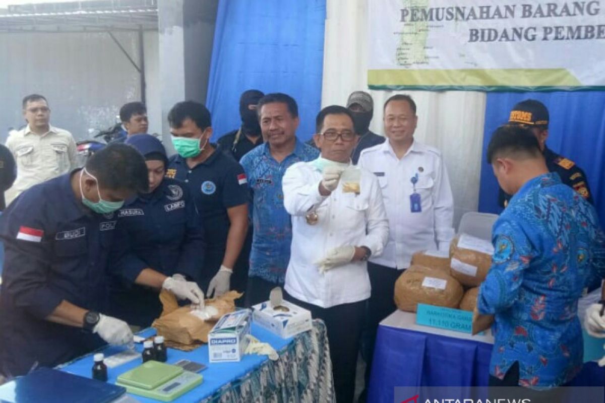 Four people in Sulawesi under arrest for bringing meth from Malaysia