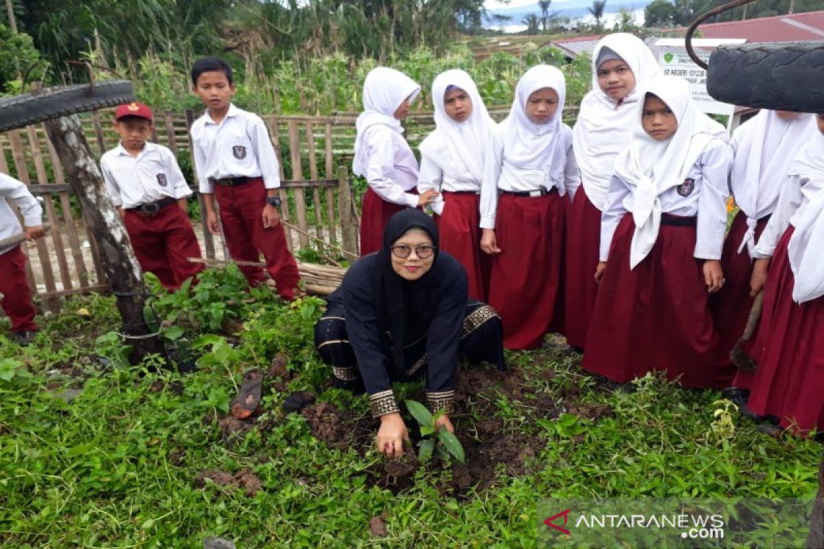 Di Tapsel, anak SD lakukan gerakan tanam pohon