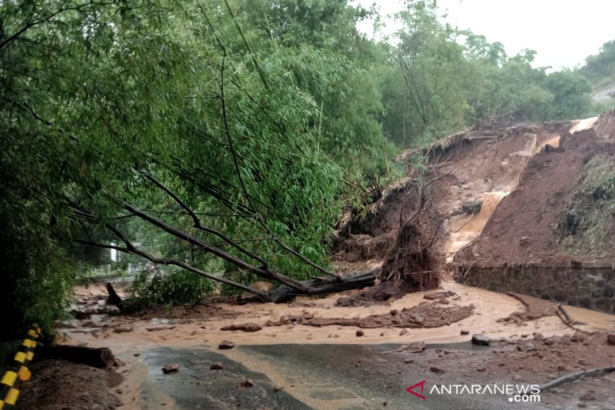 Terjadi longsor di Jalan Soreang-Ciwidey Kabupaten Bandung